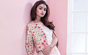 Bollywood fraternity`s favourite babe, Alia Bhatt looks refreshing